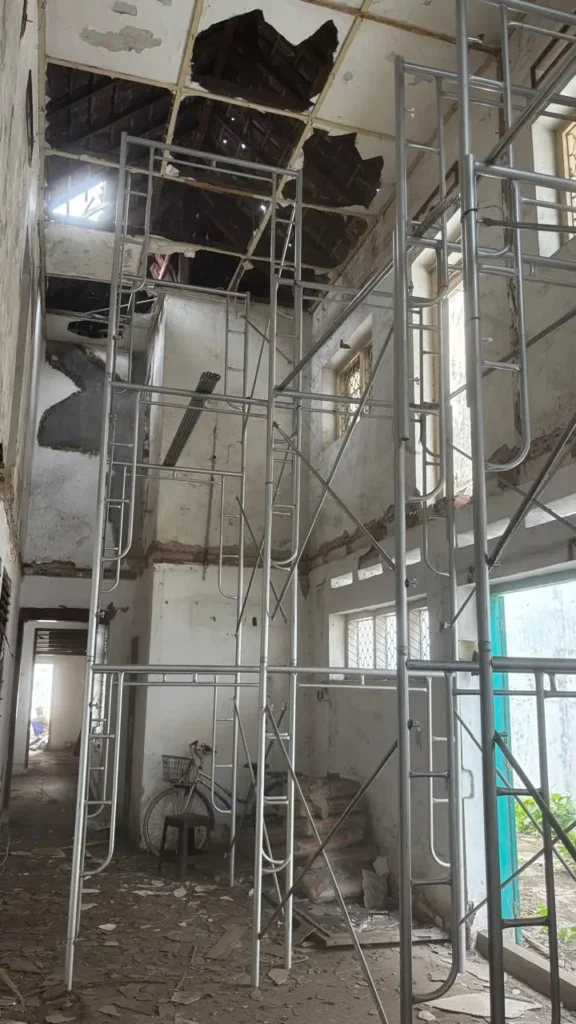 Scaffolding frame terpasang di dalam bangunan untuk pekerjaan renovasi